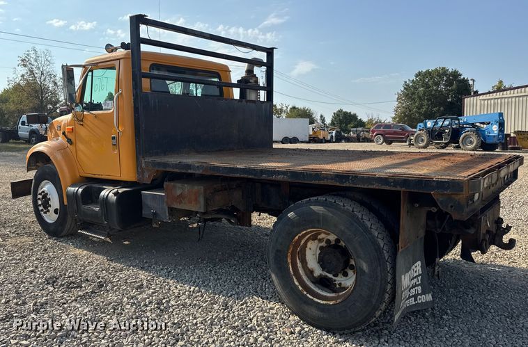 image for item DW6624 2002 International 4900 dump flatbed truck