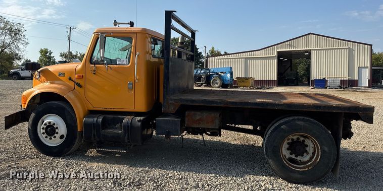 image for item DW6624 2002 International 4900 dump flatbed truck