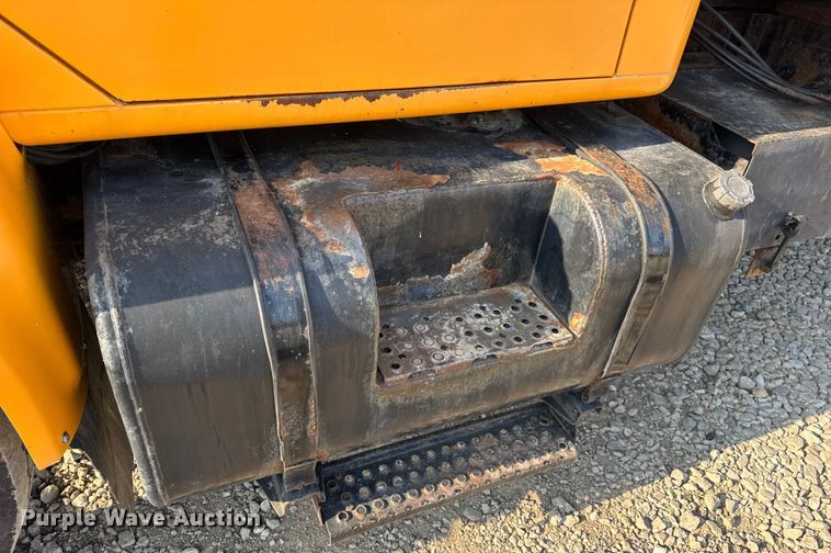 image for item DW6624 2002 International 4900 dump flatbed truck