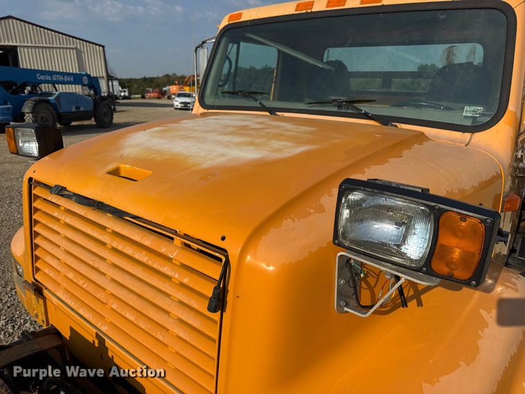 image for item DW6624 2002 International 4900 dump flatbed truck