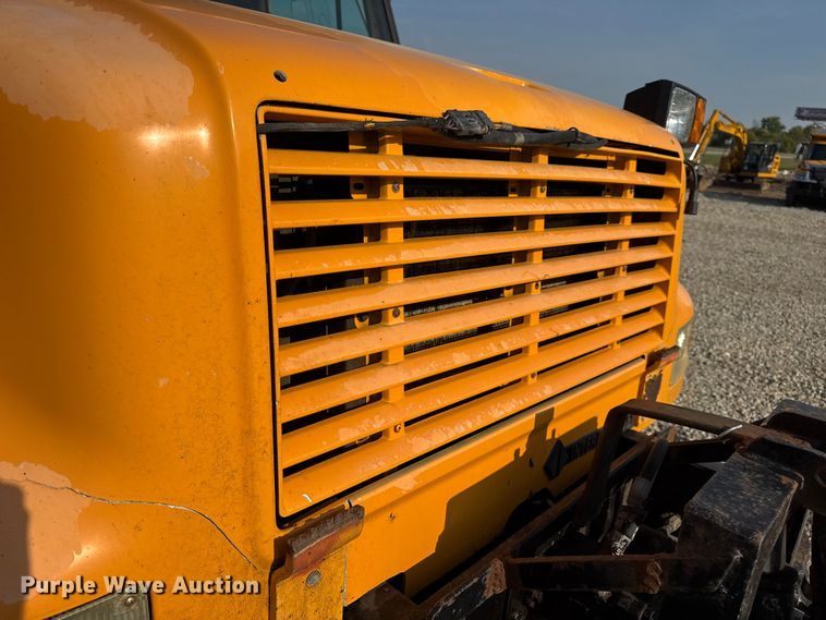 image for item DW6624 2002 International 4900 dump flatbed truck