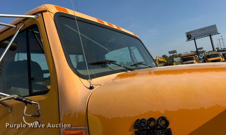 image for item DW6624 2002 International 4900 dump flatbed truck