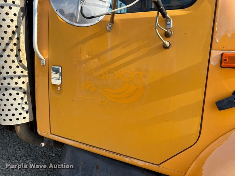 image for item DW6624 2002 International 4900 dump flatbed truck