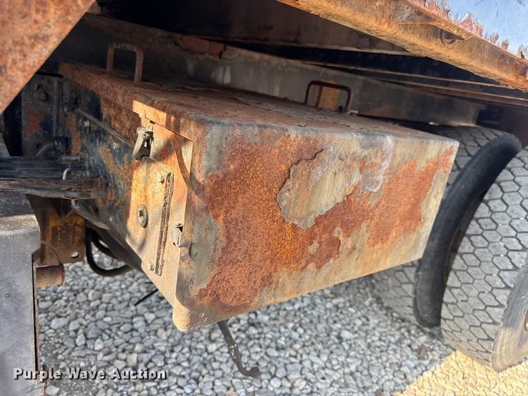 image for item DW6624 2002 International 4900 dump flatbed truck