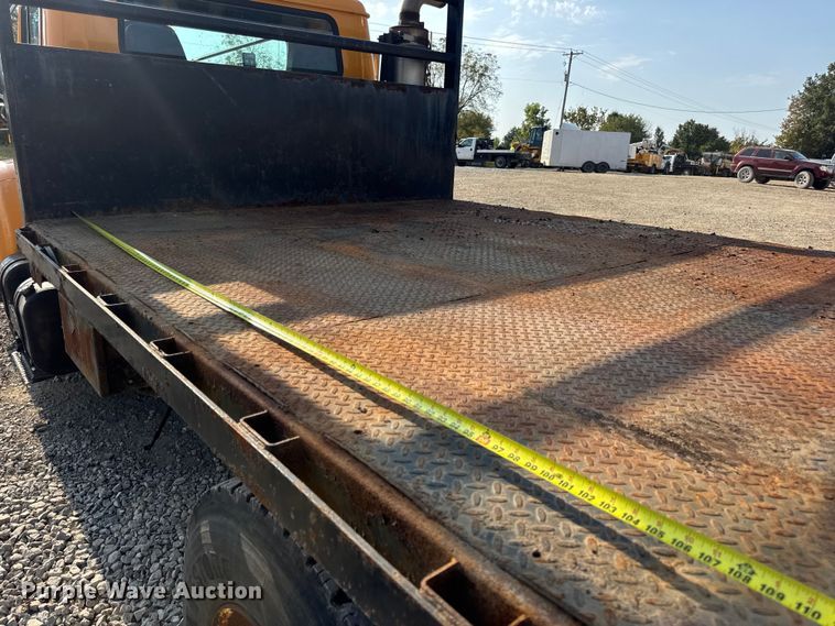 image for item DW6624 2002 International 4900 dump flatbed truck