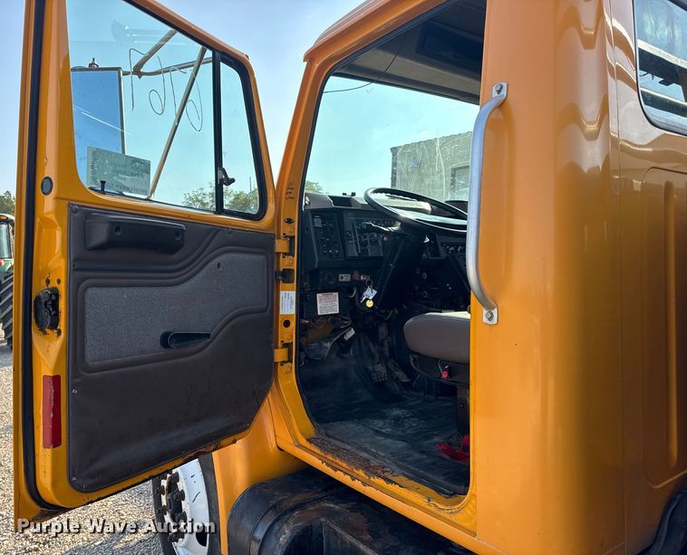 image for item DW6624 2002 International 4900 dump flatbed truck