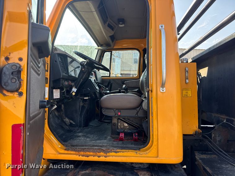 image for item DW6624 2002 International 4900 dump flatbed truck