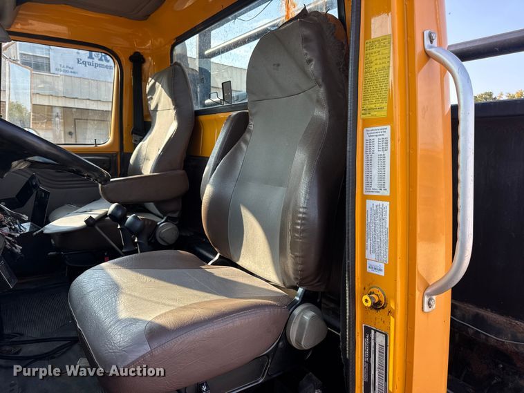 image for item DW6624 2002 International 4900 dump flatbed truck