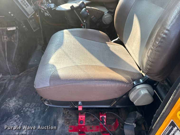 image for item DW6624 2002 International 4900 dump flatbed truck