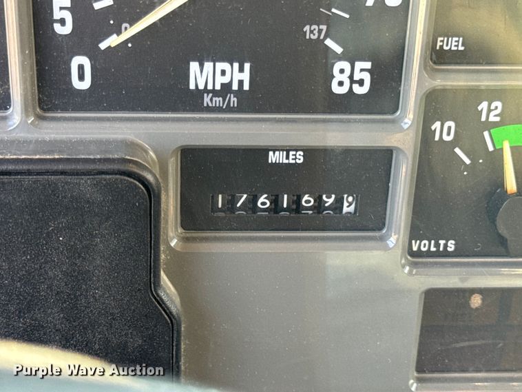 image for item DW6624 2002 International 4900 dump flatbed truck