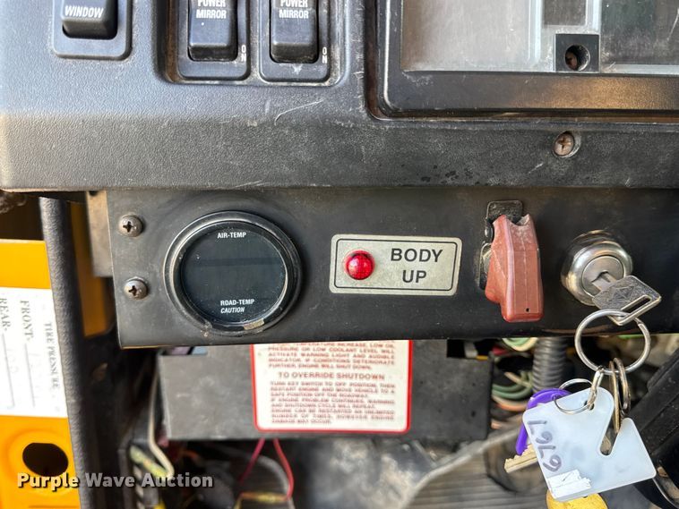 image for item DW6624 2002 International 4900 dump flatbed truck