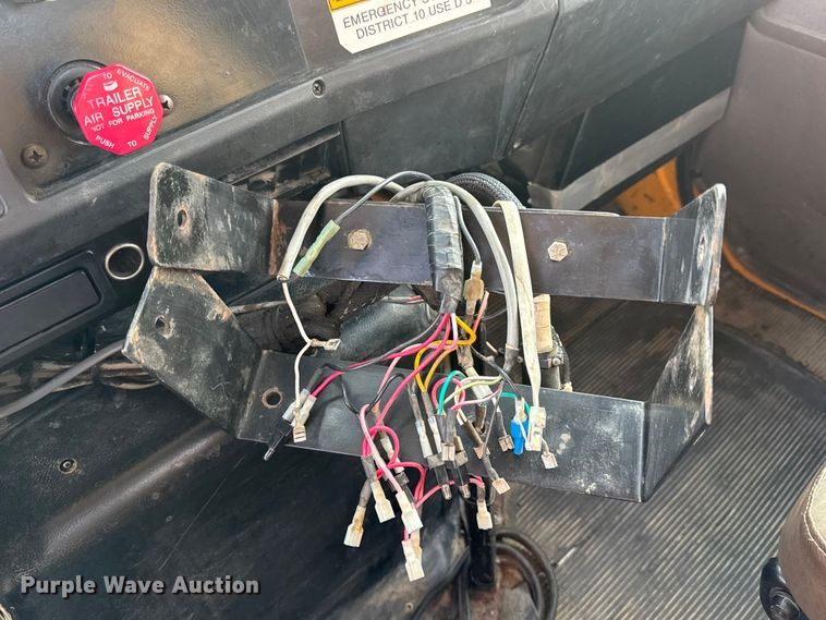 image for item DW6624 2002 International 4900 dump flatbed truck