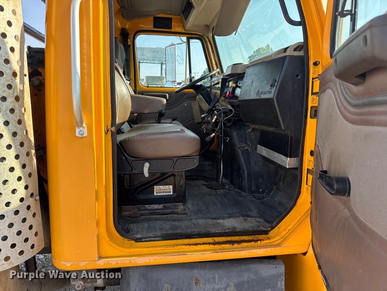 image for item DW6624 2002 International 4900 dump flatbed truck