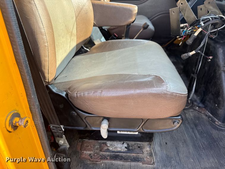 image for item DW6624 2002 International 4900 dump flatbed truck