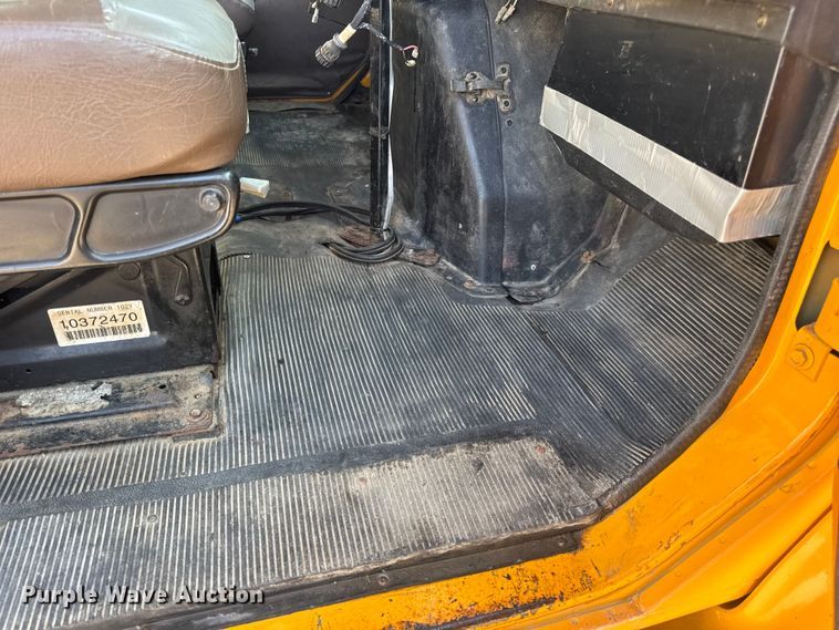 image for item DW6624 2002 International 4900 dump flatbed truck