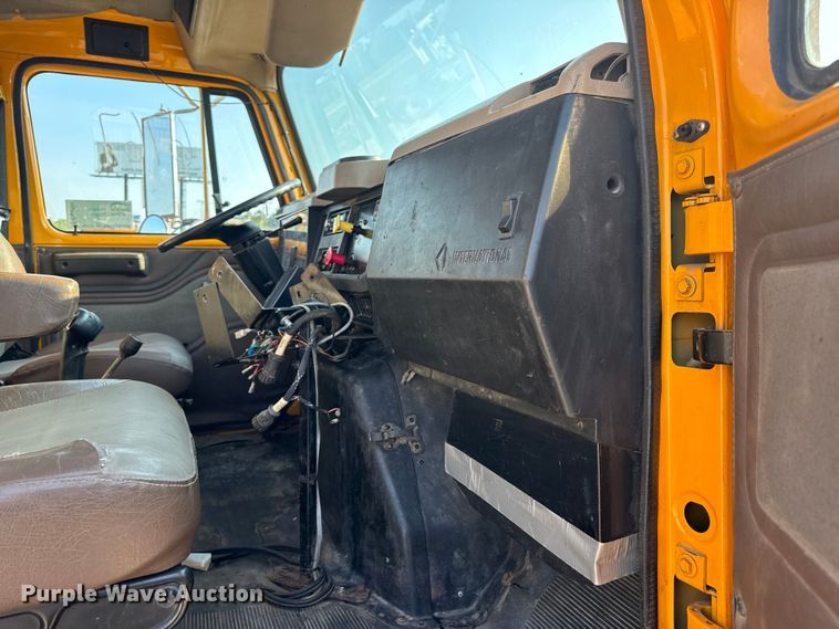 image for item DW6624 2002 International 4900 dump flatbed truck