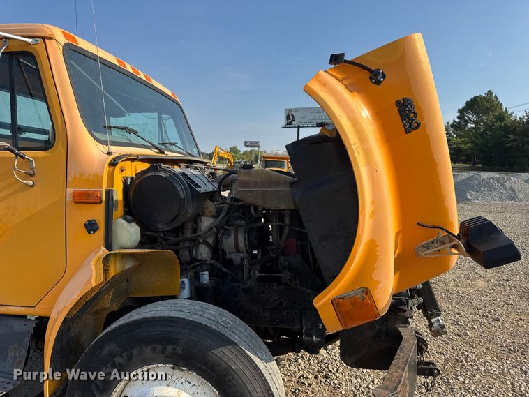 image for item DW6624 2002 International 4900 dump flatbed truck