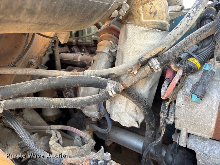 image for item DW6624 2002 International 4900 dump flatbed truck