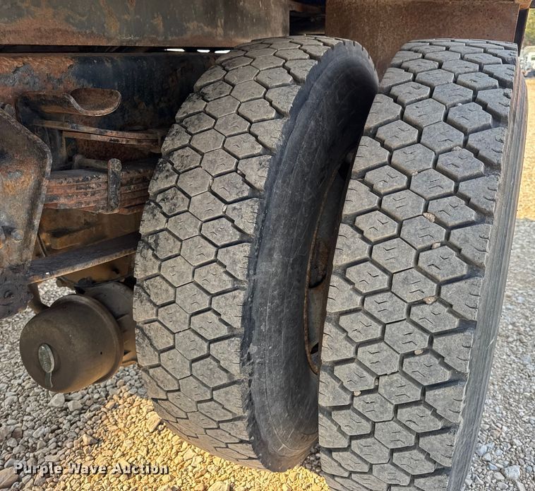 image for item DW6624 2002 International 4900 dump flatbed truck