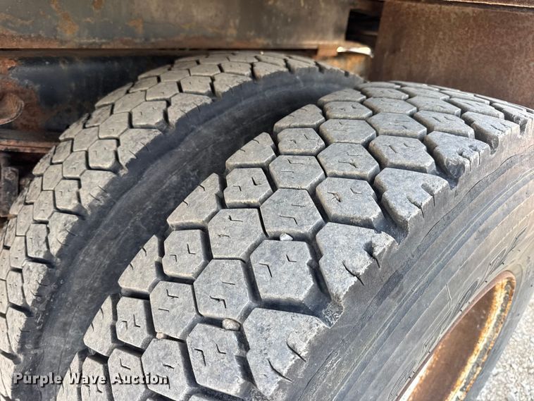 image for item DW6624 2002 International 4900 dump flatbed truck