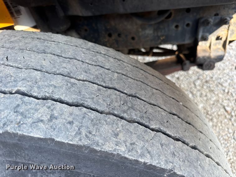 image for item DW6624 2002 International 4900 dump flatbed truck