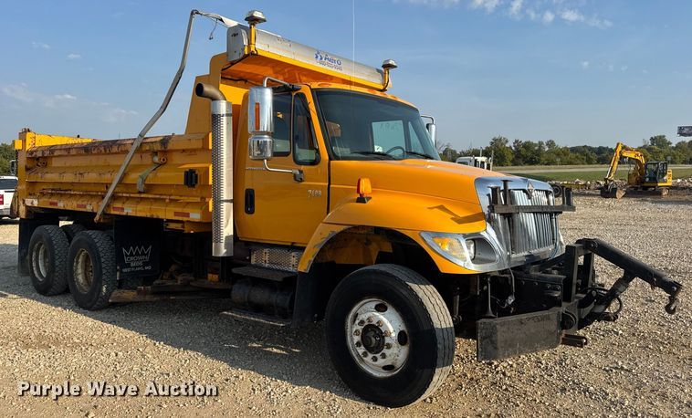 image for item DW6625 2005 International 7400 dump truck