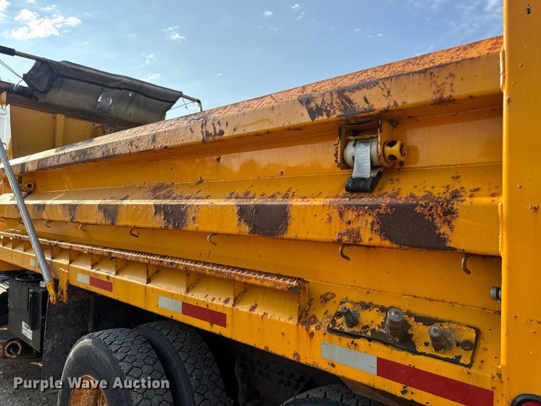 image for item DW6625 2005 International 7400 dump truck
