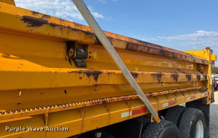 image for item DW6625 2005 International 7400 dump truck