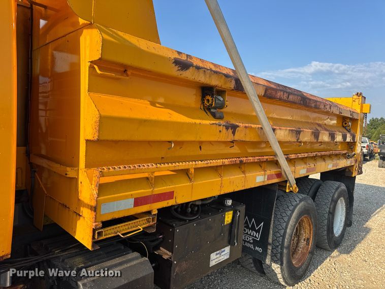 image for item DW6625 2005 International 7400 dump truck