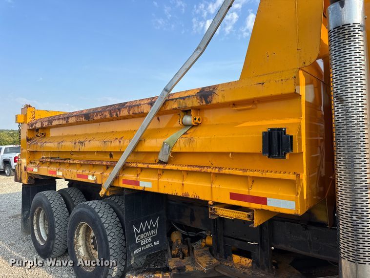 image for item DW6625 2005 International 7400 dump truck