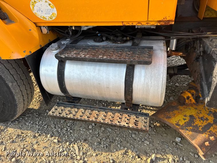 image for item DW6625 2005 International 7400 dump truck