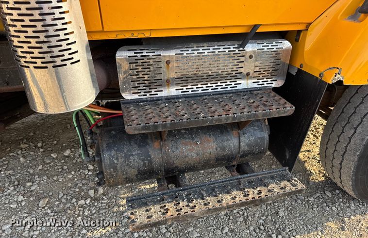 image for item DW6625 2005 International 7400 dump truck