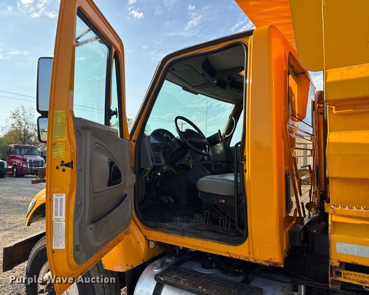 image for item DW6625 2005 International 7400 dump truck