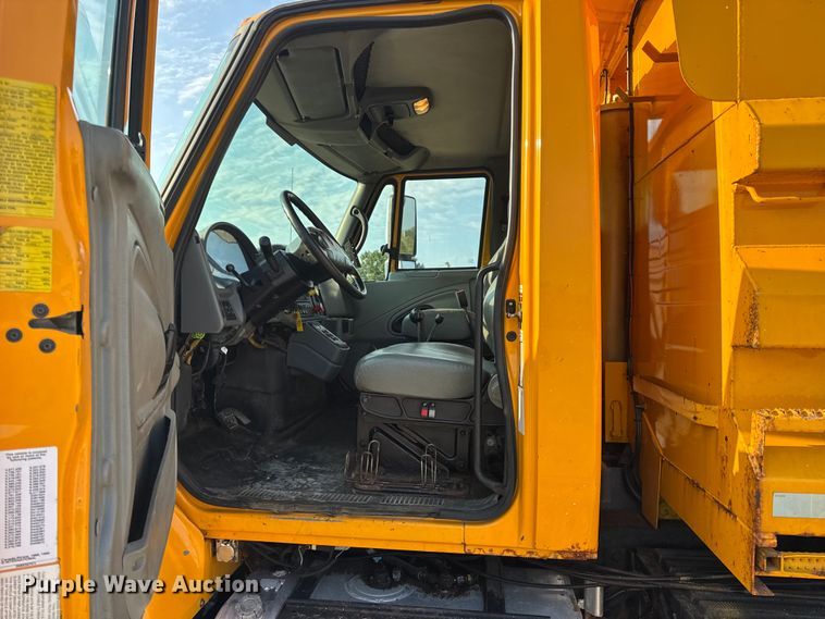 image for item DW6625 2005 International 7400 dump truck