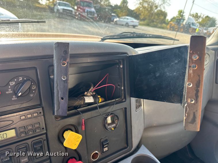 image for item DW6625 2005 International 7400 dump truck