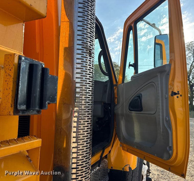 image for item DW6625 2005 International 7400 dump truck