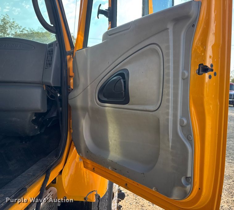 image for item DW6625 2005 International 7400 dump truck
