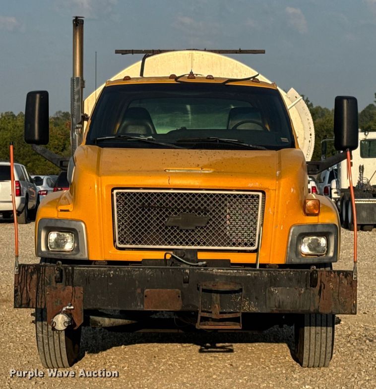 image for item DW6626 2004 Chevrolet C7500 oil distributor truck