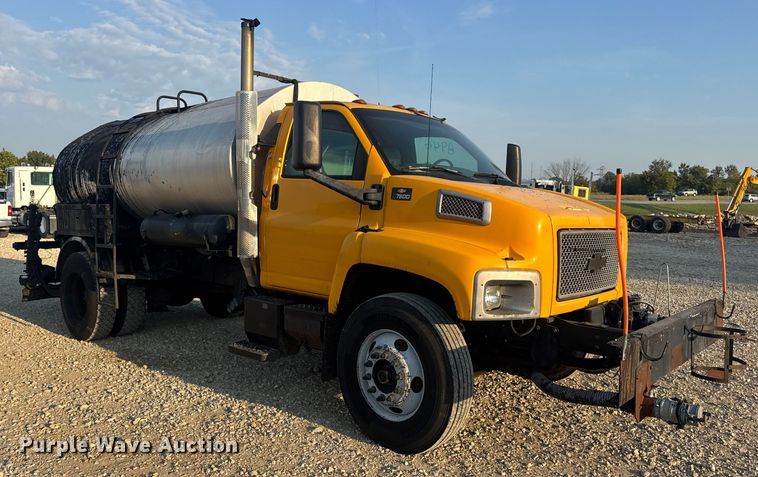 image for item DW6626 2004 Chevrolet C7500 oil distributor truck