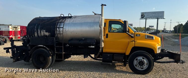 image for item DW6626 2004 Chevrolet C7500 oil distributor truck