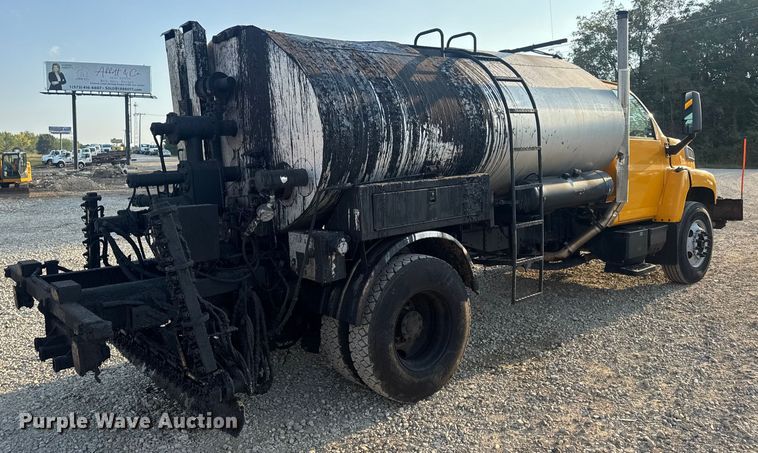 image for item DW6626 2004 Chevrolet C7500 oil distributor truck