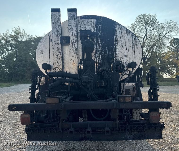 image for item DW6626 2004 Chevrolet C7500 oil distributor truck