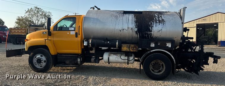 image for item DW6626 2004 Chevrolet C7500 oil distributor truck