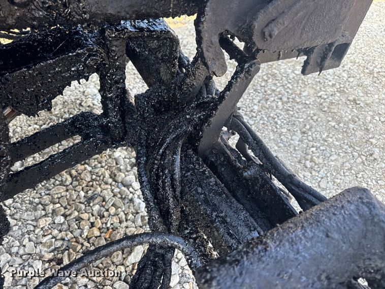 image for item DW6626 2004 Chevrolet C7500 oil distributor truck