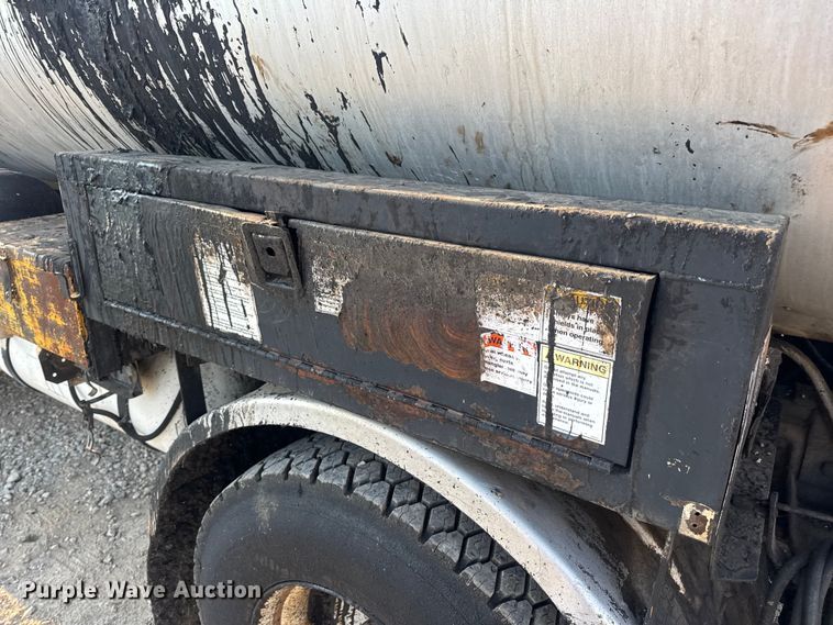 image for item DW6626 2004 Chevrolet C7500 oil distributor truck