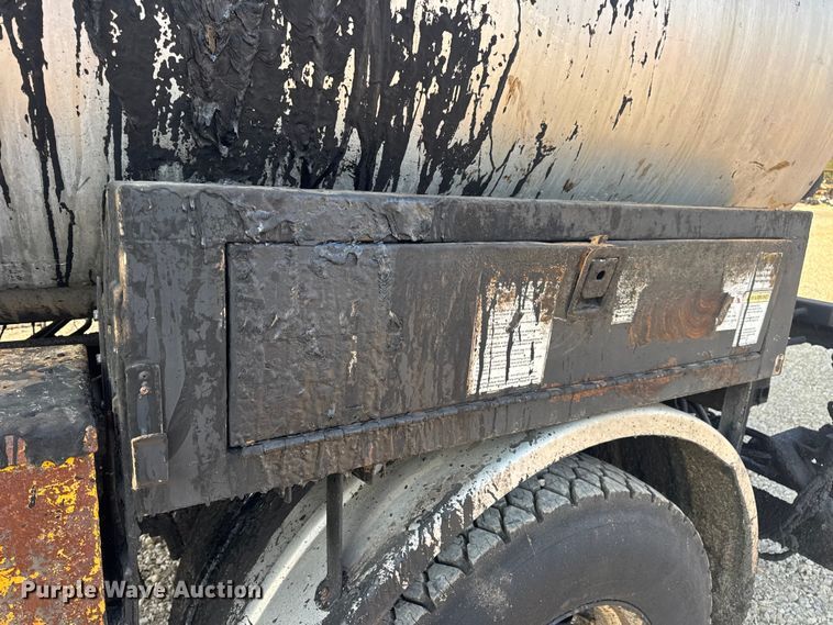 image for item DW6626 2004 Chevrolet C7500 oil distributor truck