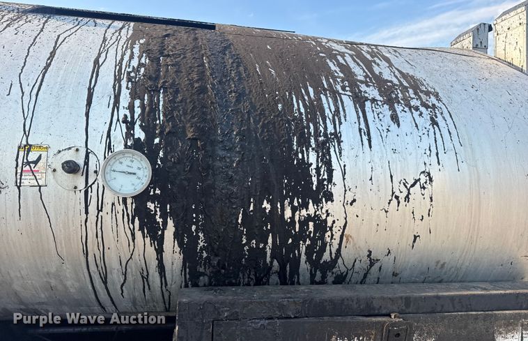 image for item DW6626 2004 Chevrolet C7500 oil distributor truck