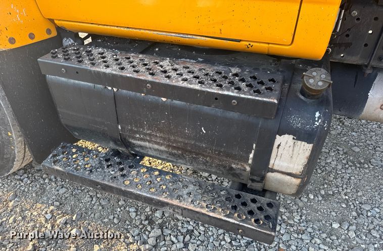 image for item DW6626 2004 Chevrolet C7500 oil distributor truck