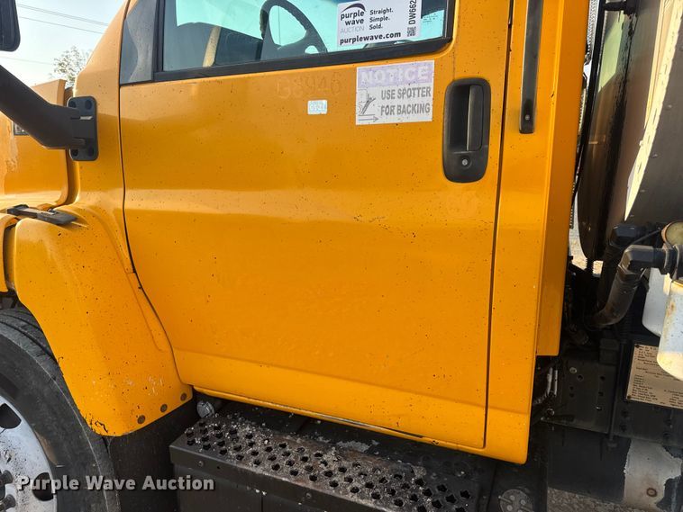 image for item DW6626 2004 Chevrolet C7500 oil distributor truck