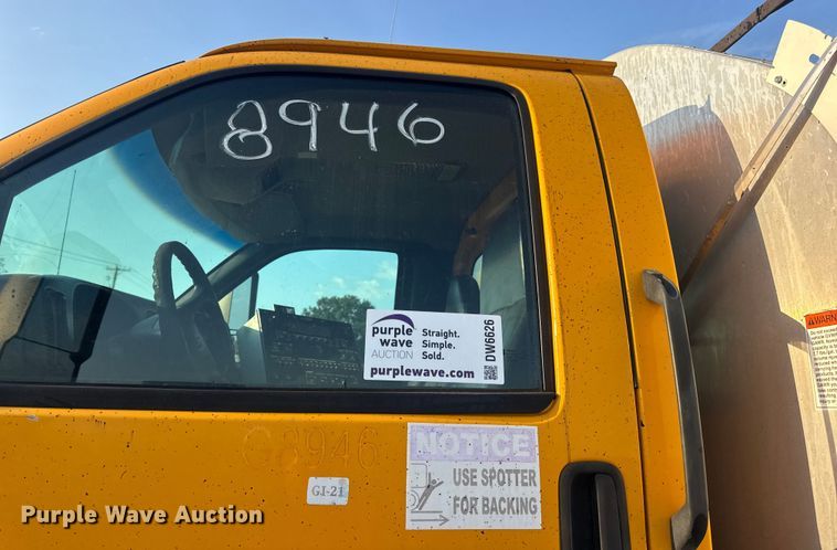 image for item DW6626 2004 Chevrolet C7500 oil distributor truck